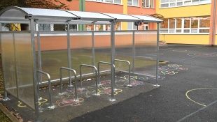 Cykloprístrešky v štyroch základných školách