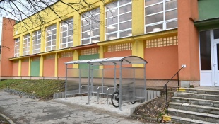 Cykloprístrešky v štyroch základných školách