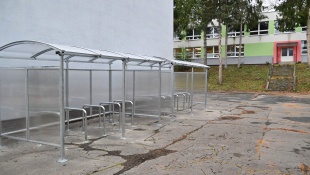 Cykloprístrešky v štyroch základných školách