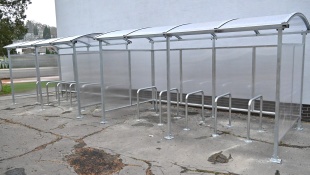 Cykloprístrešky v štyroch základných školách