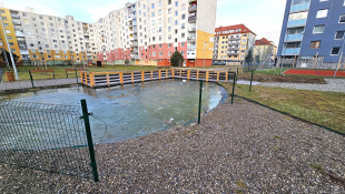 Prírodné jazierko na sídlisku (zničené oplotenie)