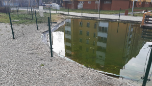 Prírodné jazierko na sídlisku (zničené oplotenie)