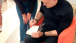 Jaro Slávik na besede vo Vihorlatskej knižnici