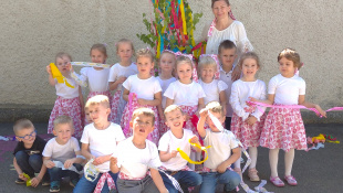 Stavanie mája v MŠ Osloboditeľov