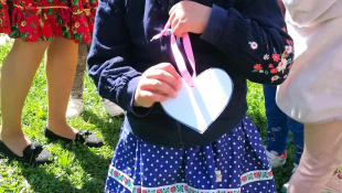 Stavanie mája v MŠ Dargovských hrdinov