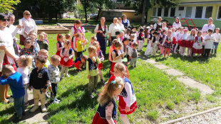 Stavanie mája v MŠ Dargovských hrdinov