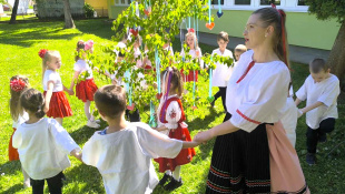 Stavanie mája v MŠ Dargovských hrdinov