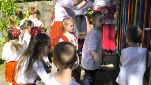 Stavanie mája v MŠ Dargovských hrdinov