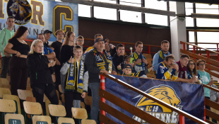 HC 19 Humenné - Slovensko "18" 10:2. Fandili školáci