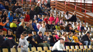 HC 19 Humenné - Slovensko "18" 10:2. Fandili školáci