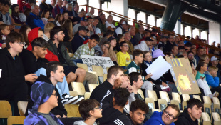 HC 19 Humenné - Slovensko "18" 10:2. Fandili školáci