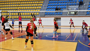 Staršie žiačky: VK Humenné - Kežmarok 3:1 a 3:1