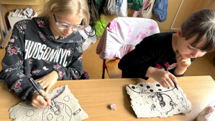 Od odpadu k umeniu: Štvrtáci tvorili vlastný papier