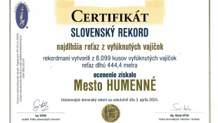 SLOVENSKÝ REKORD reťaze z vyfúknutých vajíčok SADÍ STROMY