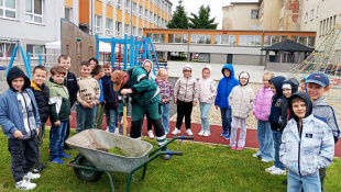 SLOVENSKÝ REKORD reťaze z vyfúknutých vajíčok SADÍ STROMY