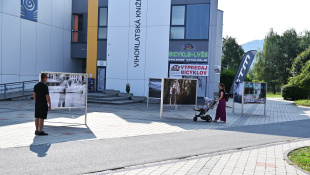 FOTOpotulky 2025: Námestie V. – panelové fotografie pred knižnicou