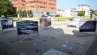 FOTOpotulky 2025: Námestie V. – panelové fotografie pred knižnicou