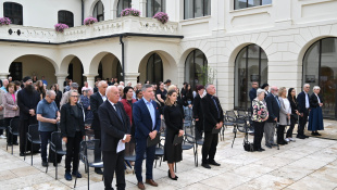 Nezabudnutí susedia... čítanie mien obetí, pocta záchrancom (nádvorie kaštieľa)