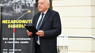 Nezabudnutí susedia... čítanie mien obetí, pocta záchrancom (nádvorie kaštieľa)