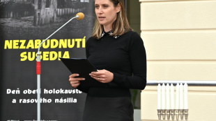 Nezabudnutí susedia... čítanie mien obetí, pocta záchrancom (nádvorie kaštieľa)