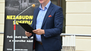 Nezabudnutí susedia... čítanie mien obetí, pocta záchrancom (nádvorie kaštieľa)
