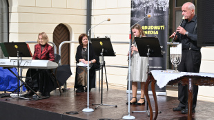 Nezabudnutí susedia... čítanie mien obetí, pocta záchrancom (nádvorie kaštieľa)