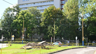 Odkryv potrubia / pri autobusovej zastávke Hviezda