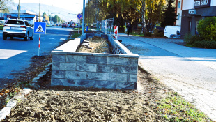 Vyvýšený murovaný záhon "skryje" nadzemné potrubia (Laborecká ulica)