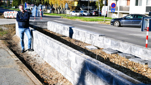 Vyvýšený murovaný záhon "skryje" nadzemné potrubia (Laborecká ulica)