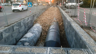 Vyvýšený murovaný záhon "skryje" nadzemné potrubia (Laborecká ulica)