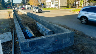 Vyvýšený murovaný záhon "skryje" nadzemné potrubia (Laborecká ulica)