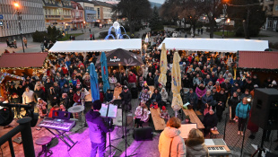 Rozsvietená 1. Adventná svieca