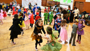 Karneval s Ujom Ľubom (MŠ Štefánikova + tretiaci „Dargovských“)