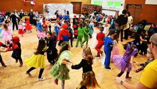 Karneval s Ujom Ľubom (MŠ Štefánikova + tretiaci „Dargovských“)
