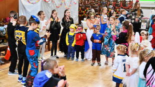 Karneval s Ujom Ľubom (MŠ Štefánikova + tretiaci „Dargovských“)