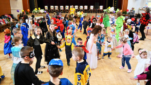 Karneval s Ujom Ľubom (MŠ Štefánikova + tretiaci „Dargovských“)