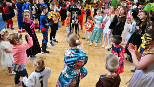 Karneval s Ujom Ľubom (MŠ Štefánikova + tretiaci „Dargovských“)