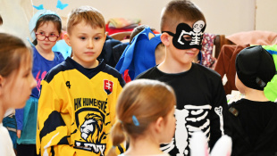 Karneval s Ujom Ľubom (MŠ Štefánikova + tretiaci „Dargovských“)