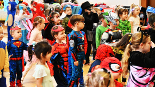 Karneval s Ujom Ľubom (MŠ Štefánikova + tretiaci „Dargovských“)