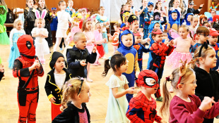 Karneval s Ujom Ľubom (MŠ Štefánikova + tretiaci „Dargovských“)