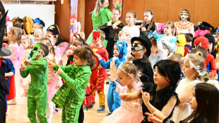 Karneval s Ujom Ľubom (MŠ Štefánikova + tretiaci „Dargovských“)