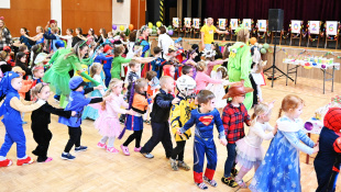 Karneval s Ujom Ľubom (MŠ Štefánikova + tretiaci „Dargovských“)