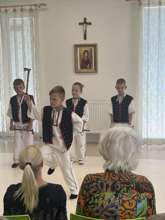 Deň matiek - vystúpenie žiakov ZŠ Pugačevova