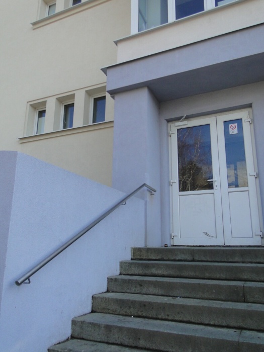 Pri vstupe do detskej polikliniky pribudlo nové zábradlie