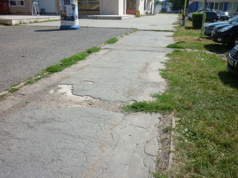 Oprava chodníka na Ulici Laboreckej - pred