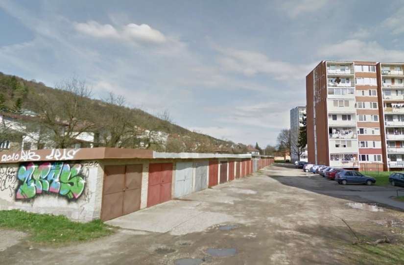 Osadenie zatravňovačov pred garážami na Sídlisku 2A - pred