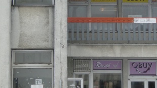Mesto vymenilo okná na DS Centrum - pred