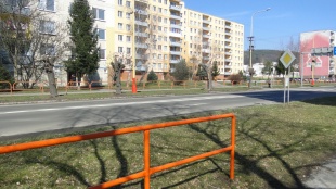 Zábradlie pri detskom ihrisku na ul. Mierová - po