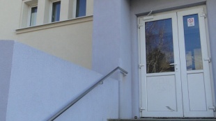 Pri vstupe do detskej polikliniky pribudlo nové zábradlie
