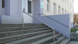 Pri vstupe do detskej polikliniky pribudlo nové zábradlie